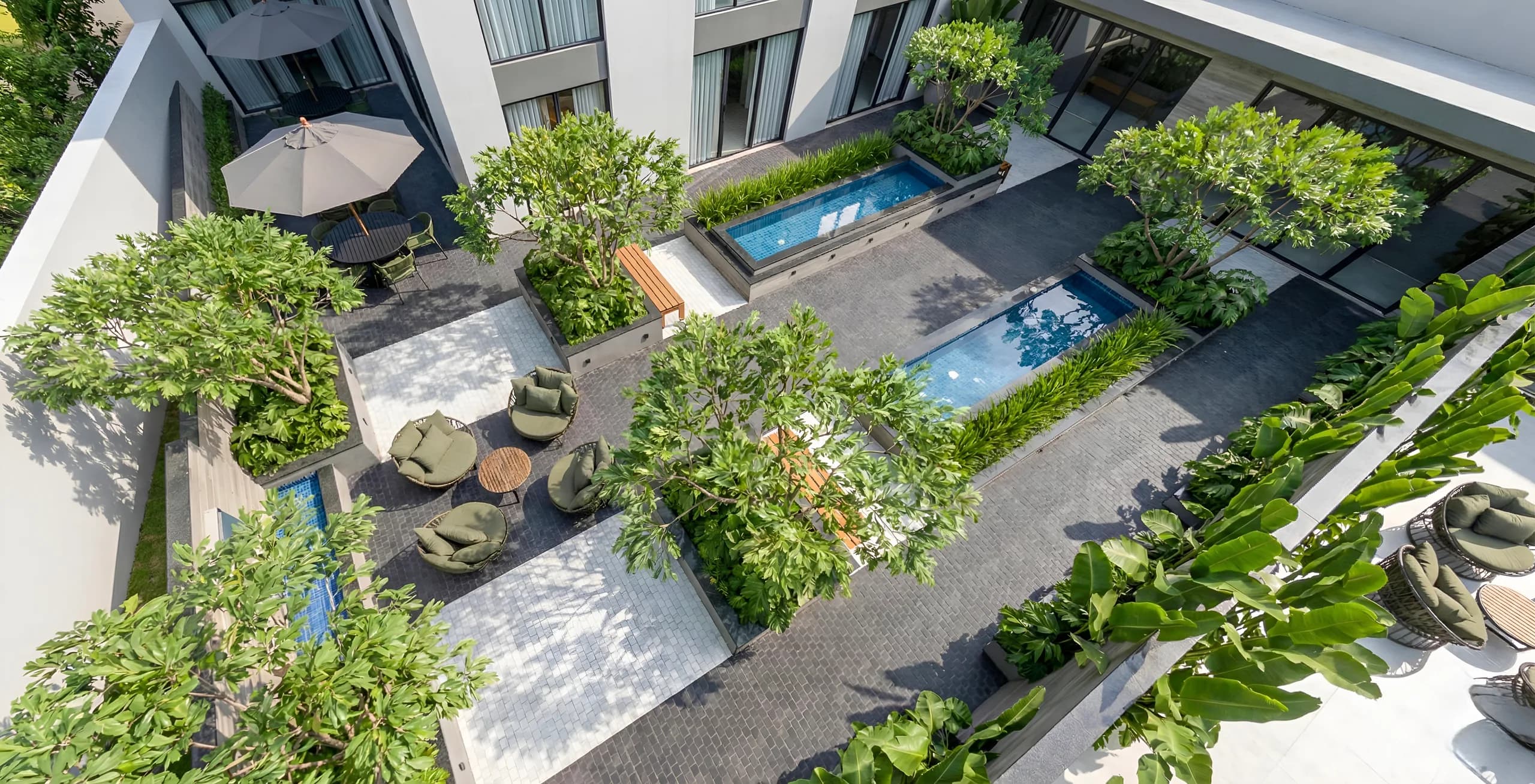 Jardim externo do Vista São Lourenço com espelho d'água